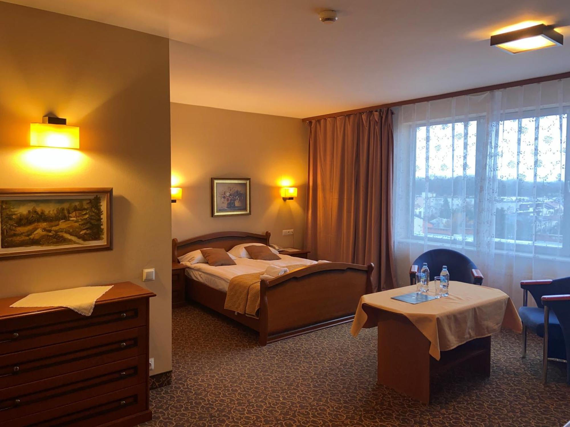 Hotel Partner Minsk Mazowiecki Ngoại thất bức ảnh