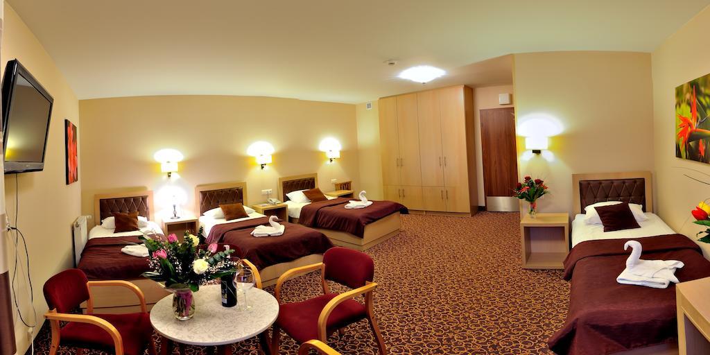Hotel Partner Minsk Mazowiecki Ngoại thất bức ảnh